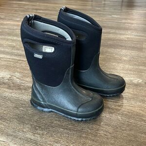 Kids classic black bogs